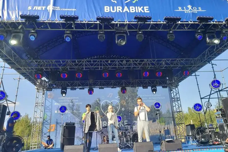 ديماش قۇدايبەرگەننىڭ ساحنالىق كوستيۋمى اۋكسيوندا 600 مىڭ تەڭگەگە ساتىلدى