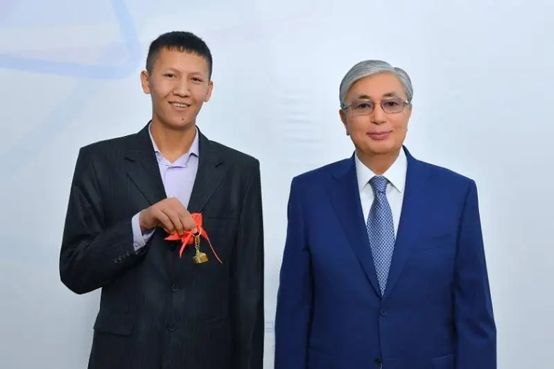 پرەزيدەنت الماتىدا بالالار ءۇيىنىڭ تاربيەلەنۋشىلەرىنە پاتەر كىلتتەرىن تابىس ەتتى