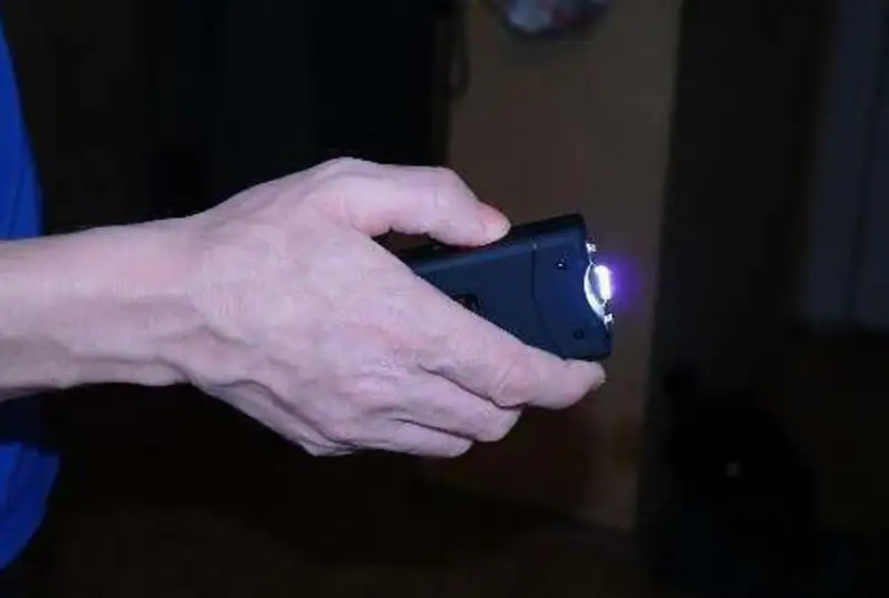 Девятиклассник выдал полицейским электрошокер в Караганде