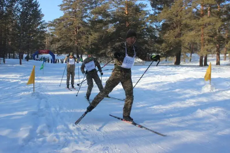 Военнослужащие соревновались в лыжных гонках в Семее
