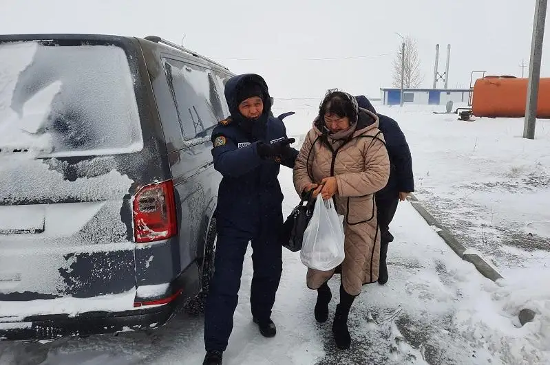 Сотрудники ДЧС ЗКО спасли восемь человек из снежных заносов