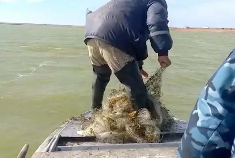 Полицейские ВКО изъяли на водоемах и уничтожили более двух тысяч метров сетей