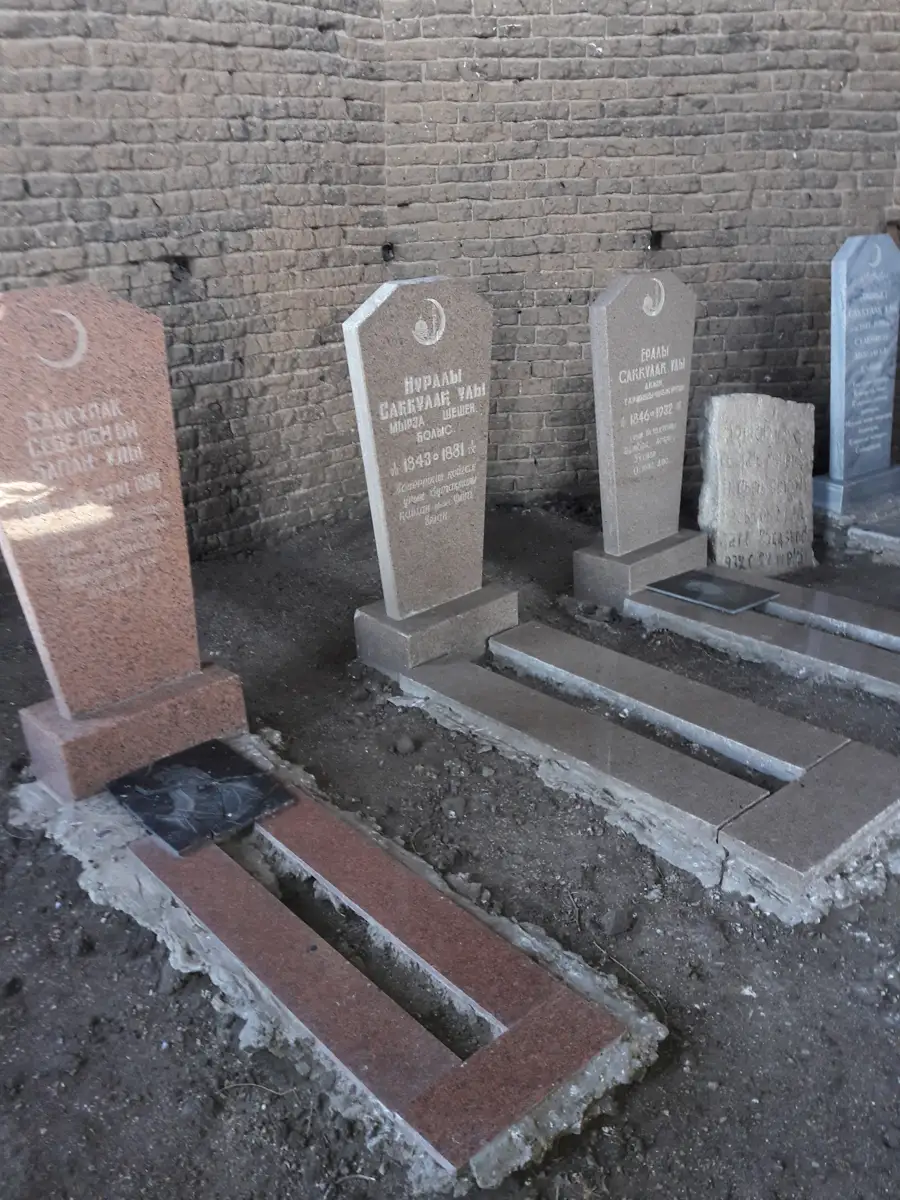 Бөгенбай батыр мен Үмбетей жырау атын суарған көл жағасындағы кесене