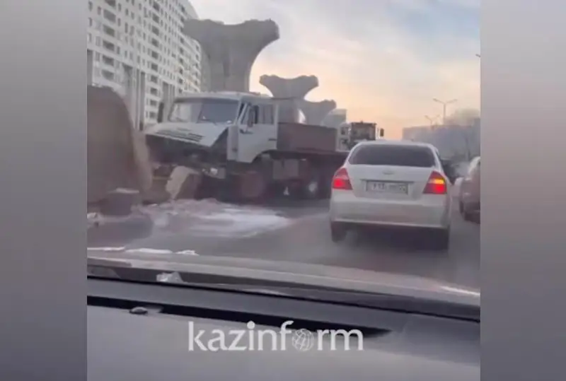 Водитель КамАЗа въехал в ограждение LRT в Астане