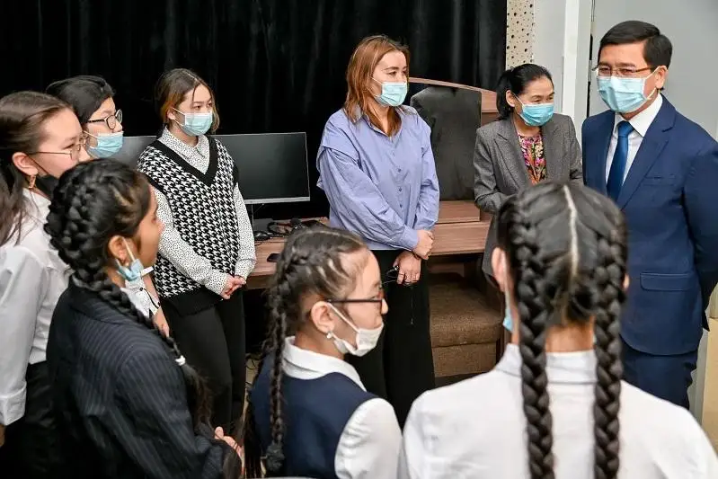 Асхат Аймагамбетов посетил объекты образования и встретился с учителями-историками в СКО