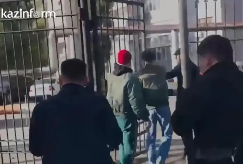 Двух из четырех учинивших драку россиян выдворили из Казахстана