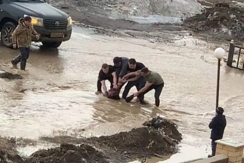 О состоянии девочки, упавшей в арык в Актобе, рассказал аким города
