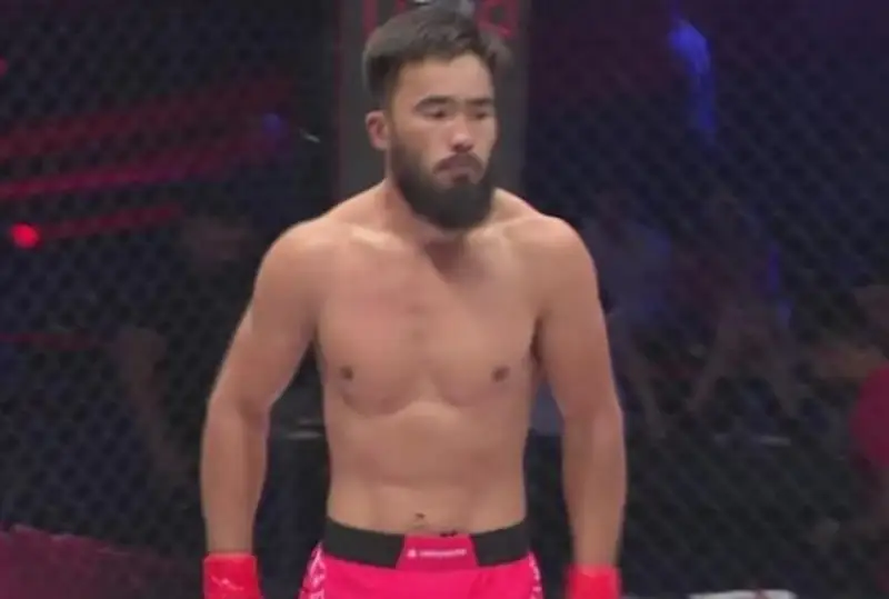 Непобежденный казахстанский боксер за 67 секунд выиграл бой в ММА