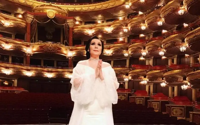 مايرا مۇحامەد قىزى «بۇكىل الەمدىك دۇعانى» ورىنداپ، دارىگەرلەرگە العىس ايتتى