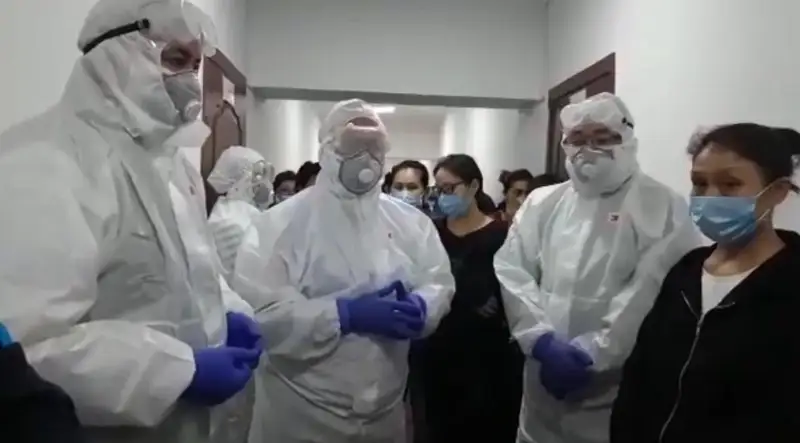 كوروناۆيرۋس: الماتىلىق دارىگەردىڭ تەست ناتيجەسى باسقا بىرەۋمەن اۋىسىپ كەتكەن