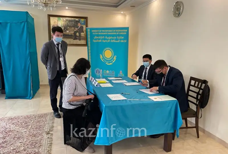 Казахстанцы голосуют на референдуме в Иордании