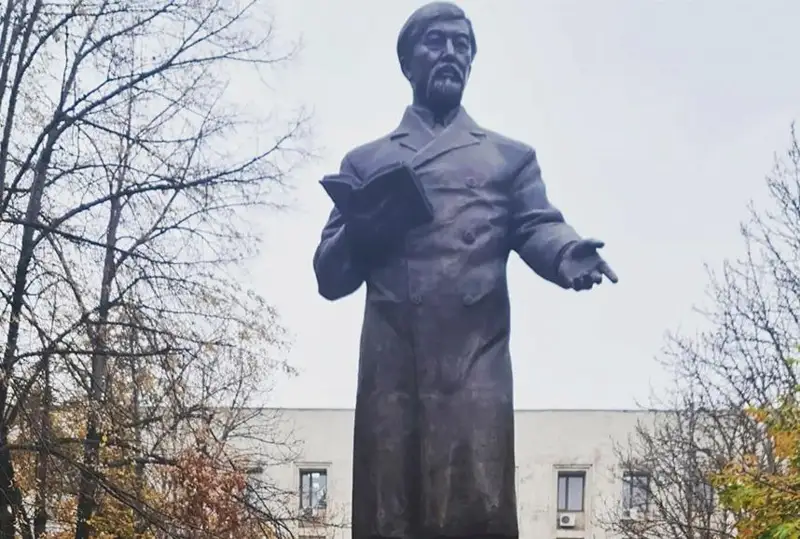 Акимат Алматы ответил на критику памятника Ыбыраю Алтынсарину