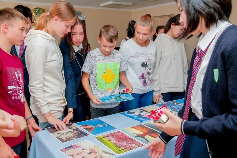 Qaraǵandylyq oqýshylar balalar úıi tárbıelenýshilerine baǵdarlamalaý negizderin tegin úıretedi