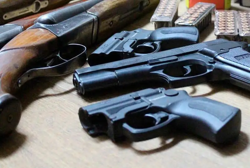 ShQO turǵyndary zańsyz saqtalǵan 140 qarýdy polıtsııaǵa ótkizdi