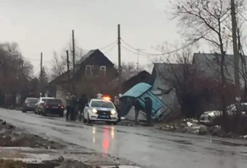 Машина въехала в остановку в Петропавловске, трое детей в реанимации