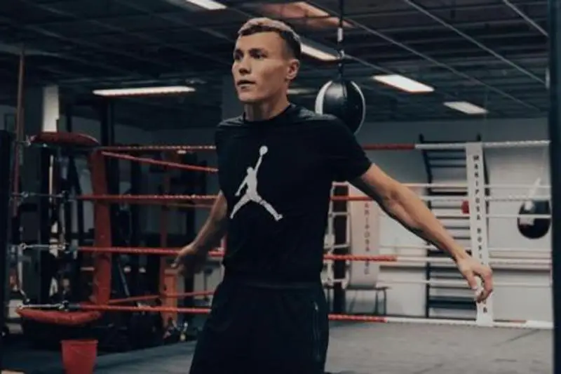 Казахстанский боксер прибыл в Германию перед вторым боем в профи