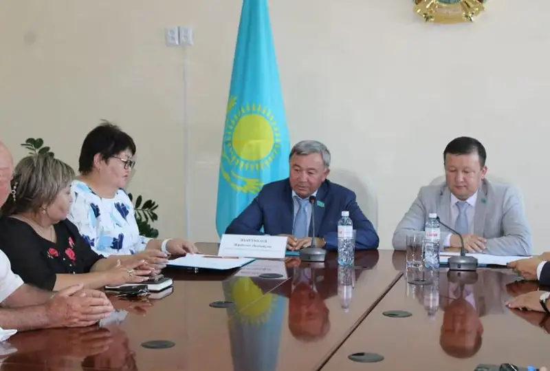 Сенаторы продолжают встречи с населением в регионах