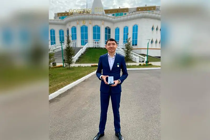 قازاقپاراتتىڭ شەف- رەداكتورلارى «حالىق العىسى» مەرەكەلىك مەدالىمەن ماراپاتتالدى
