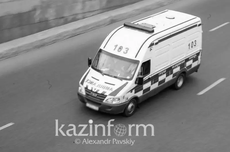 Aqtaýda jolǵa belgi salyp júrgen azamatty kólik qaǵyp, mert qyldy