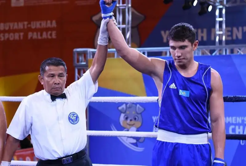 Казахстан боем с двумя нокдаунами выиграл 19-ю медаль на ЧА-2022 по боксу