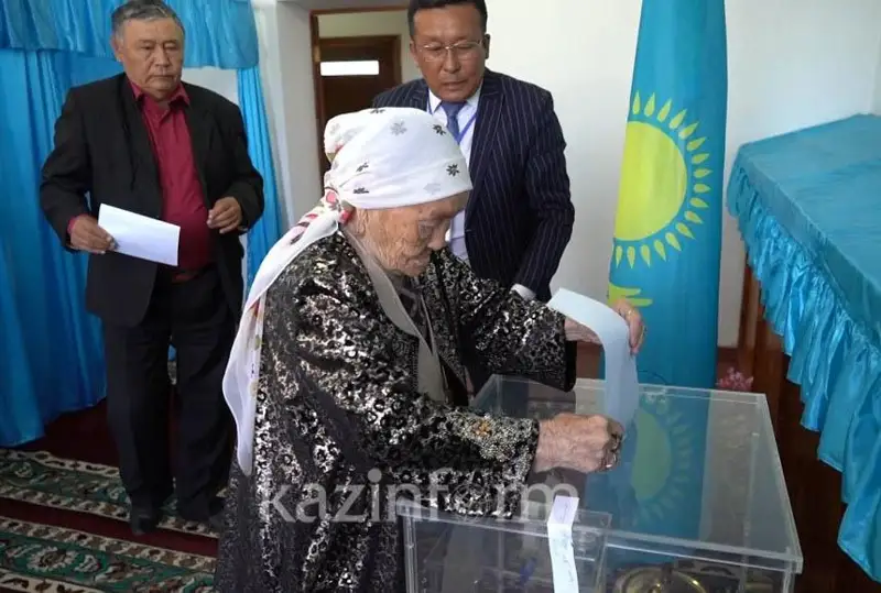 Столетняя жительница Жаркента проголосовала на референдуме