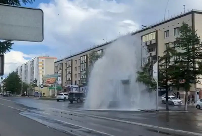 Коммунальный фонтан устраняли в центре Костаная