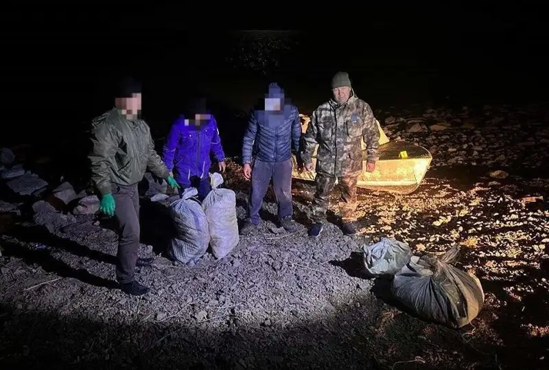 Браконьер на моторной лодке пытался скрыться от полицейских на вертолете