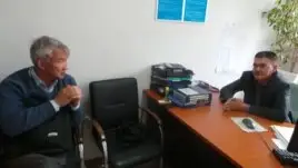 Тәуелсіз кәсіподақ төрағасы Кенжеғали Сүйеуов (сол жақта) пен CNLC директоры орынбасары Реджепов Мұрат. Ақтау, 5 мамыр 2014 жыл.