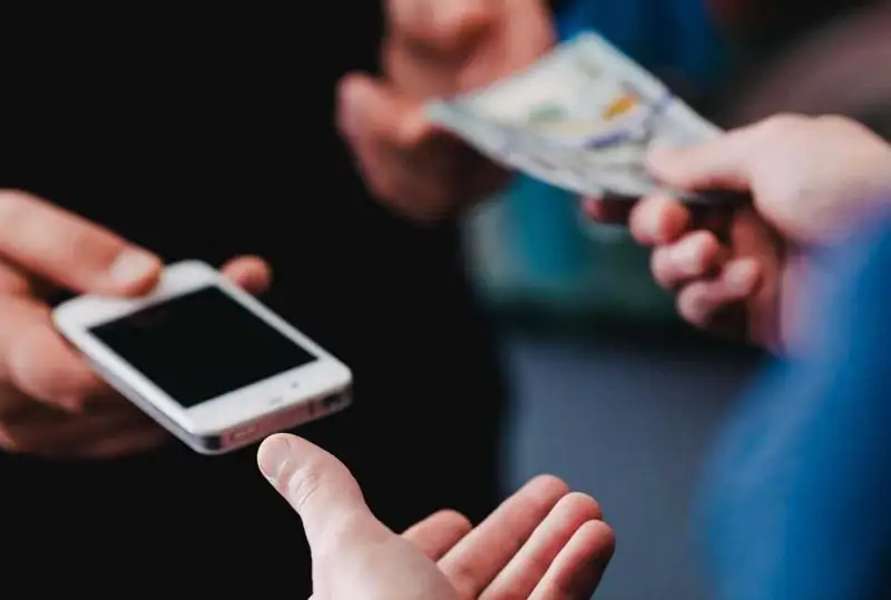 Курьер продал свыше 20 заказанных астанчанами телефонов