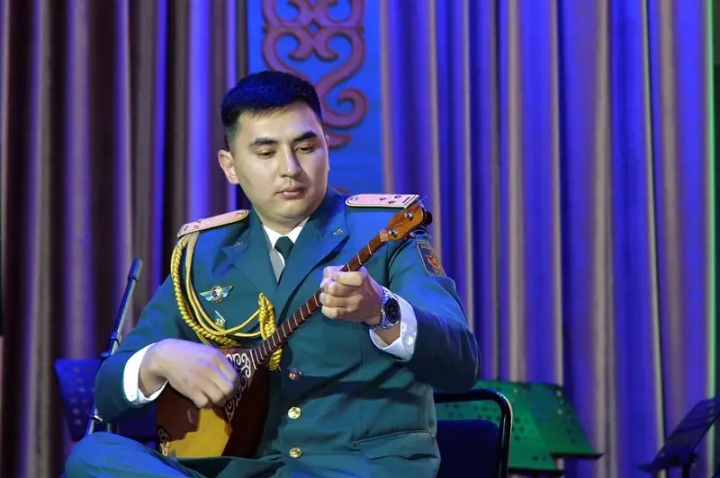 ەلوردادا وڭىرلەردەن كەلگەن 400 اسكەري قىزمەتشى ونەر كورسەتتى