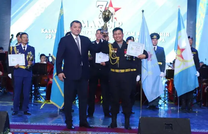 Более 60 военнослужащих наградил аким Мангистауской области