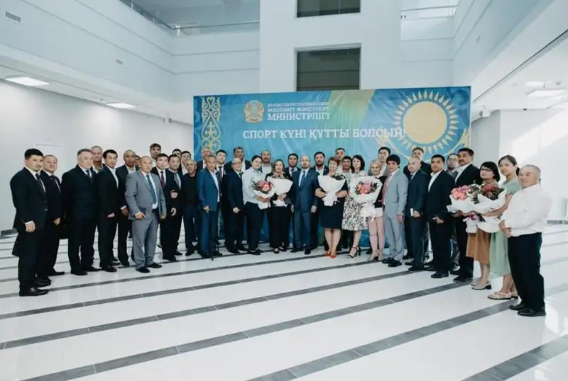 Sport kúni qarsańynda sala qyzmetkerleri marapattaldy