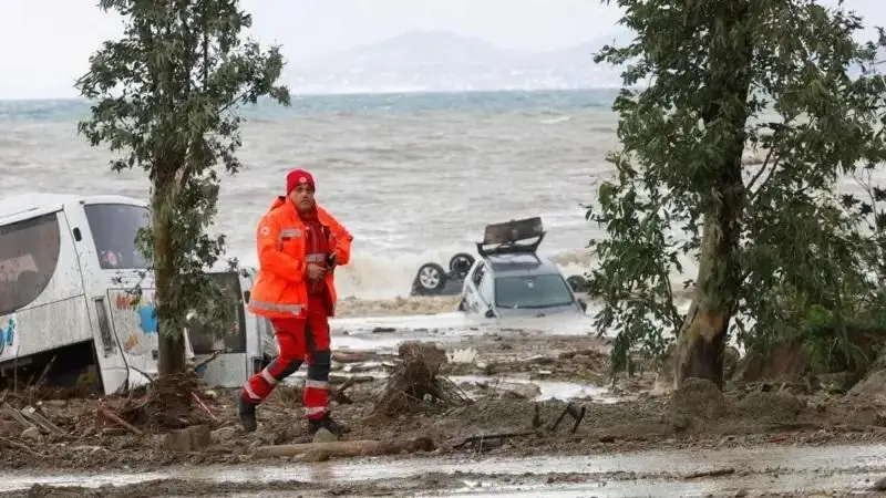 Italııanyń Iskıa aralyndaǵy kóshkin: Qutqarýshylar joǵalǵandardy izdep jatyr