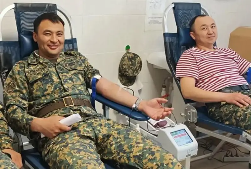 Военнослужащие в Актобе сдали более 30 литров крови для тяжелобольных