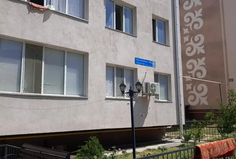 Shymkentte eki jasar búldirshin kópqabatty úıdiń terezesinen qulap ketti