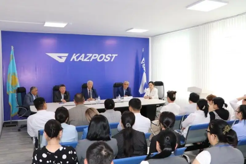 Сенаторы встретились с коллективом «Казпочты» и студентами колледжа