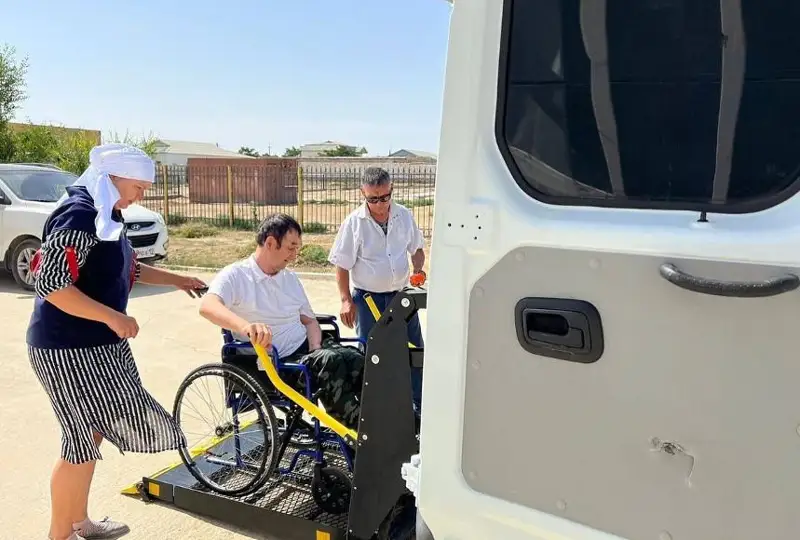 Мангистаусцев с ограниченными возможностями доставляют на референдум на инватакси