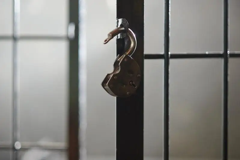 «ءتورت اعايىندى» ءىسى: ەركىن ءىزباسار ءۇش جىلدان سوڭ بوستاندىققا شىقتى