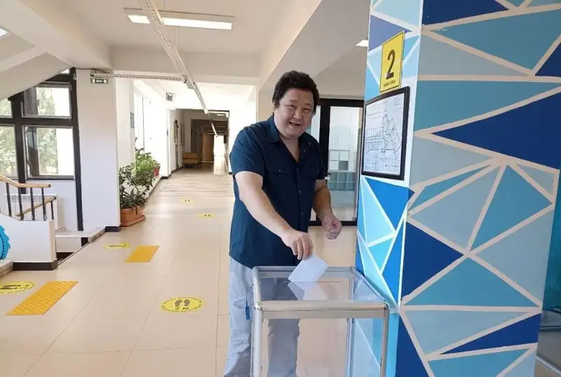 Almaty qoǵamdyq keńesiniń ókilderi referendýmda belsendilik tanytyp jatyr