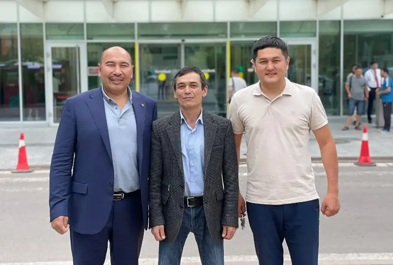Bokstan Olımpıadanyń eki dúrkin júldegeri Bolat Jumadilovke páteri qaıtaryldy