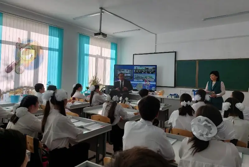 Памятные подарки получили победители конкурса «Поздравь своего учителя»