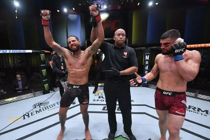 قارسىلاسىن قۇلاقسىز قالدىرعان UFC شەبەرى نوكاۋتپەن جەڭىسكە جەتتى