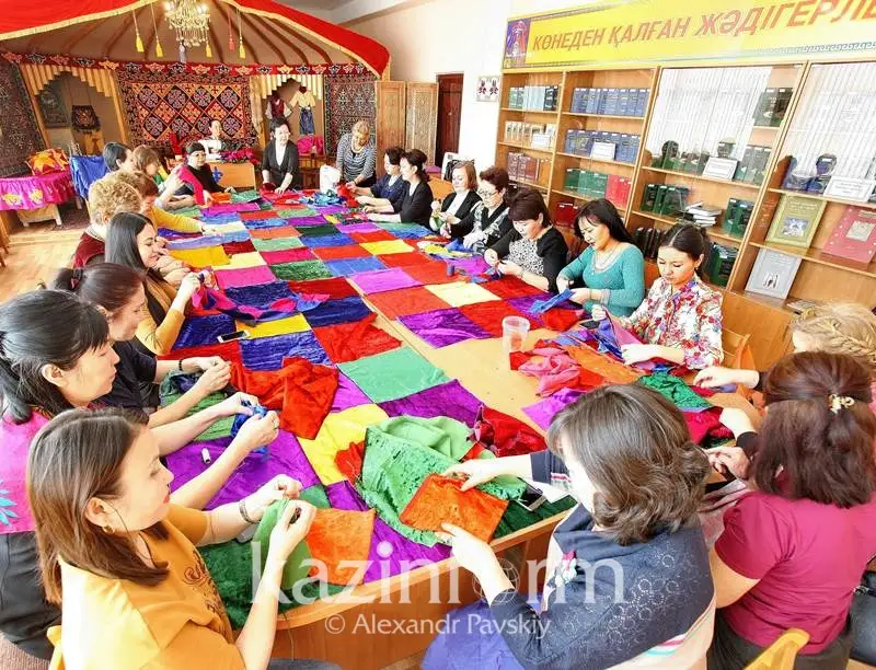 Алматылық келіншектер Гиннес кітабына енетін құрақ көрпені тігуге дайындалуда