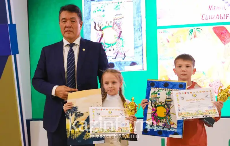 Astanada balalar úıinde tárbıelenip jatqan daryndy sýretshiler marapattaldy