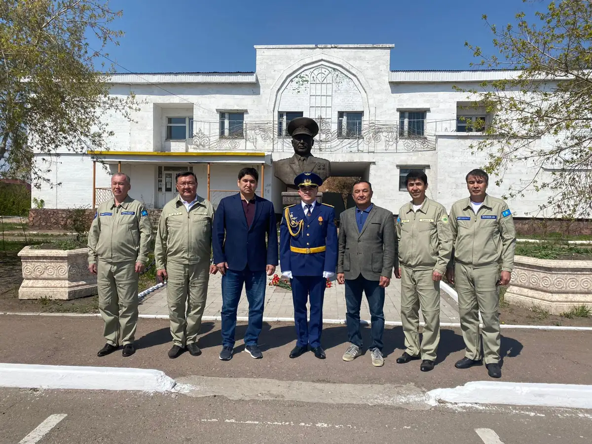 Цветы возложили к памятнику генерала Нурмагамбетова в Акколе