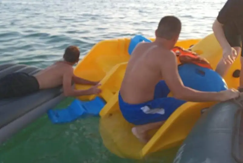 Группу людей на резиновых матрацах унесло в Каспийское море