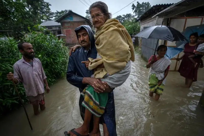 Около 15 тыс. паломников эвакуировали из зоны наводнения в Индии
