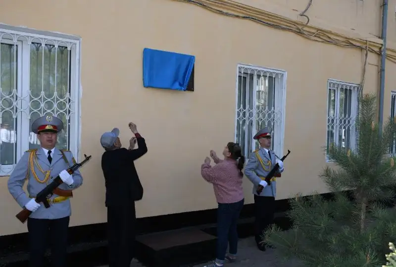 Мемориальную доску ветерану ВОВ и ОВД открыли в Кокшетау