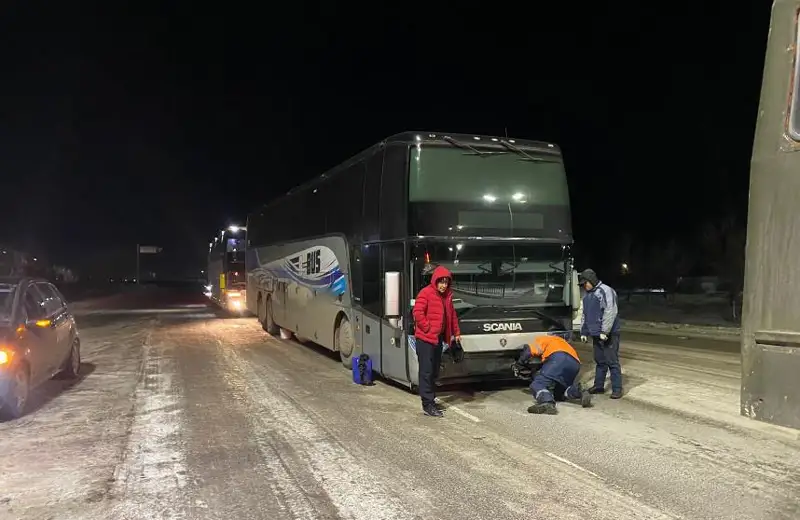Более 40 пассажиров международного автобуса эвакуировали карагандинские спасатели