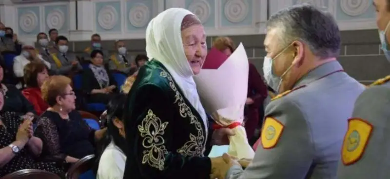 Матерей полицейских наградили медалями в Атырау